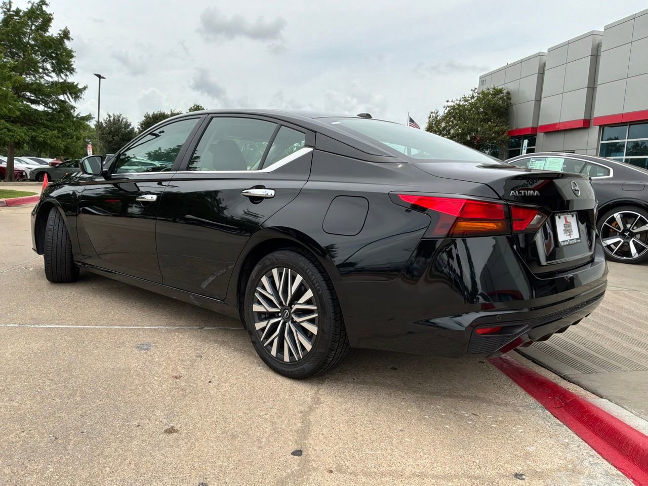 Used 2025 Nissan Altima 2.5 SV FWD image 8