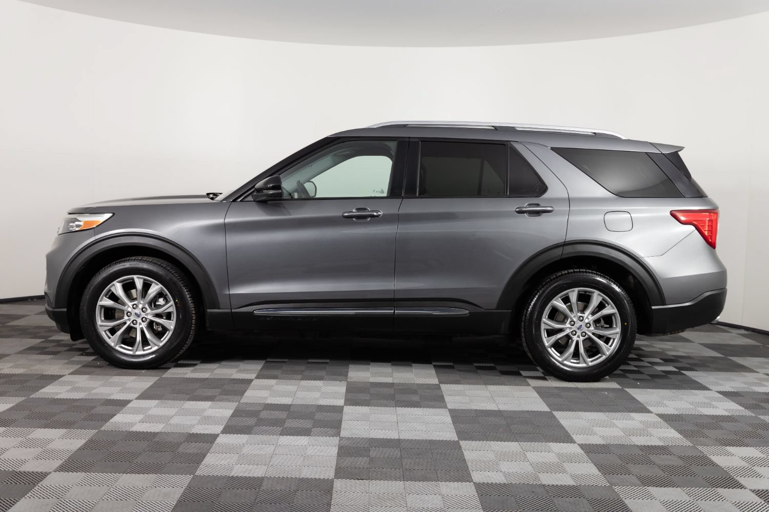 Used 2021 Ford Explorer Limited w/ Equipment Group 301A AWD/4WD image 3