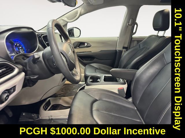 Used 2024 Chrysler Pacifica Touring-L image 7