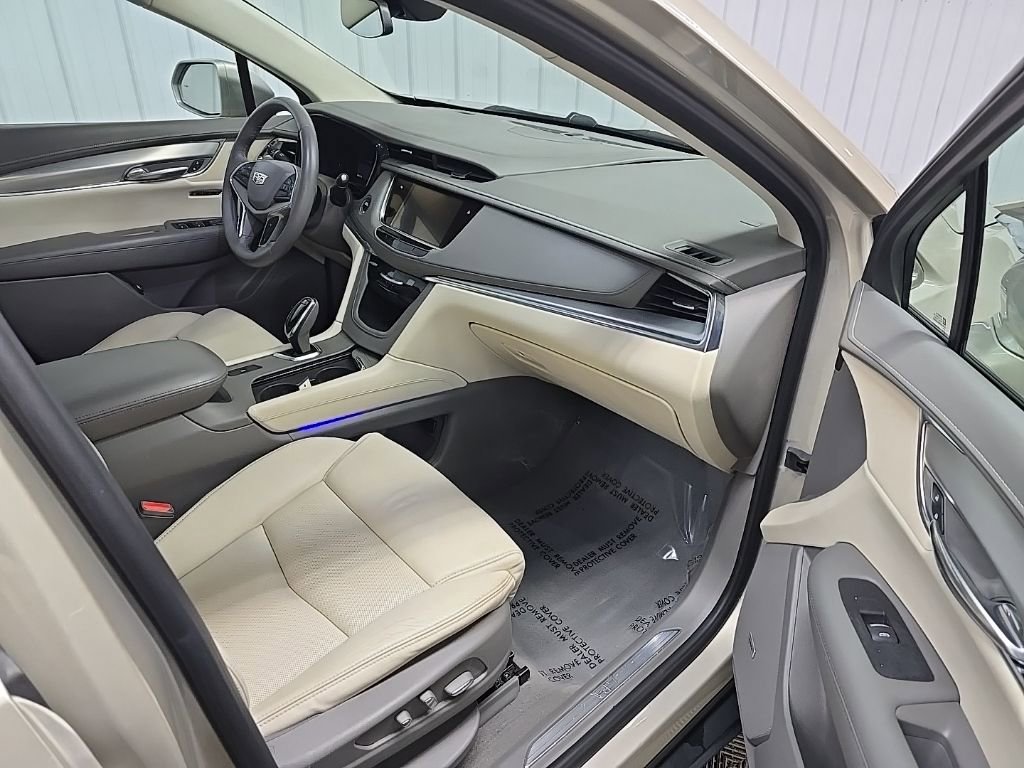 Used 2017 Cadillac XT5 Luxury w/ Driver Awareness Package image 16