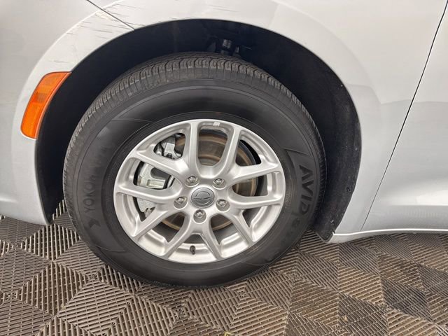 Used 2024 Chrysler Pacifica Touring-L image 28