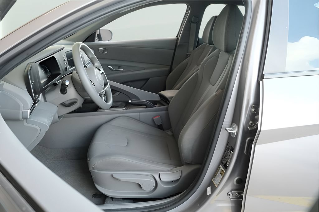 Used 2025 Hyundai Elantra SE FWD image 6