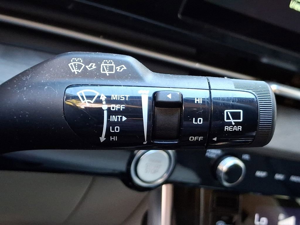 Used 2023 Kia Carnival EX image 24