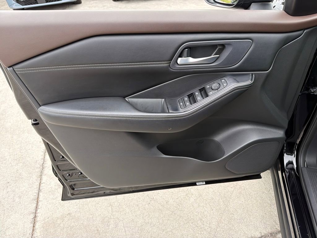 Used 2023 Nissan Rogue SV w/ SV Premium B Package FWD image 18