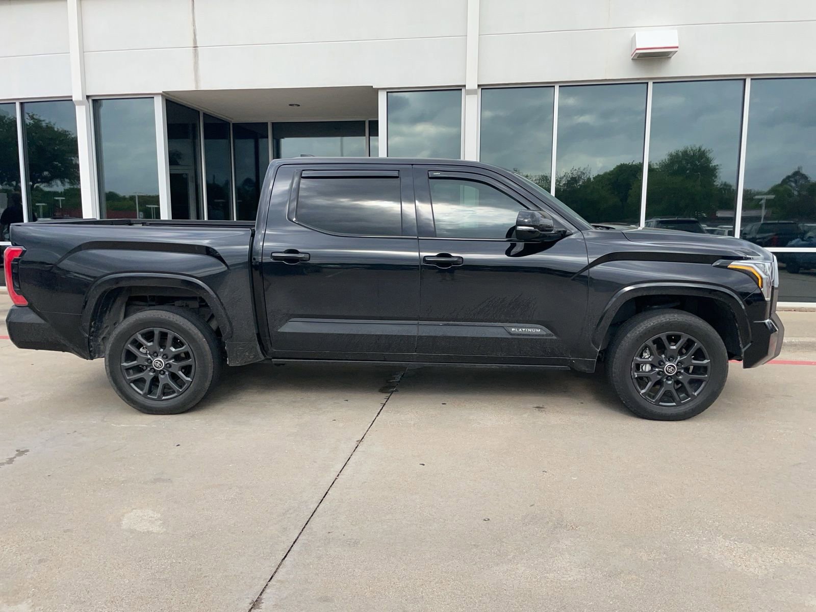 Used 2024 Toyota Tundra Platinum AWD/4WD image 5
