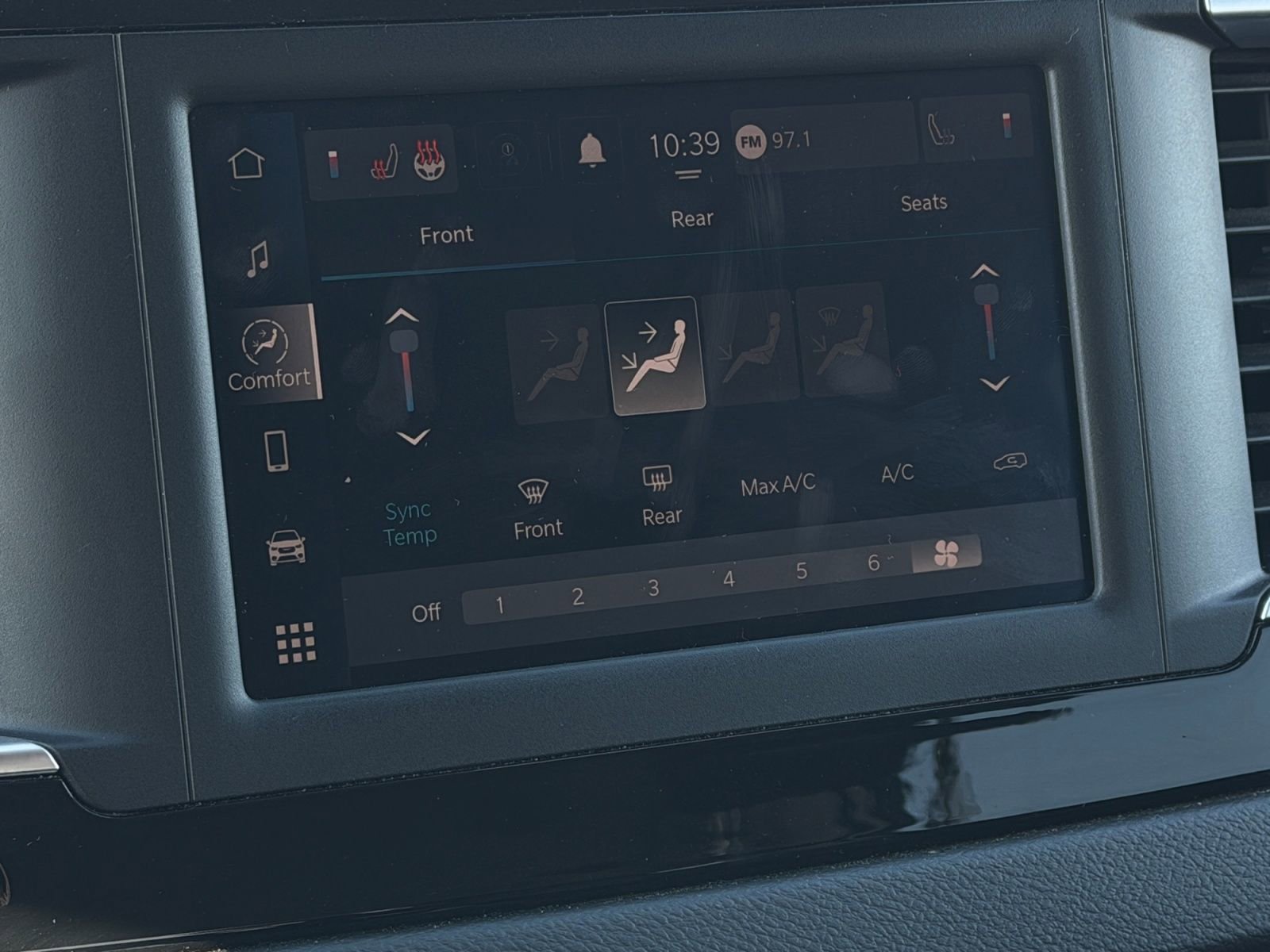 Used 2023 Chrysler Voyager LX image 27