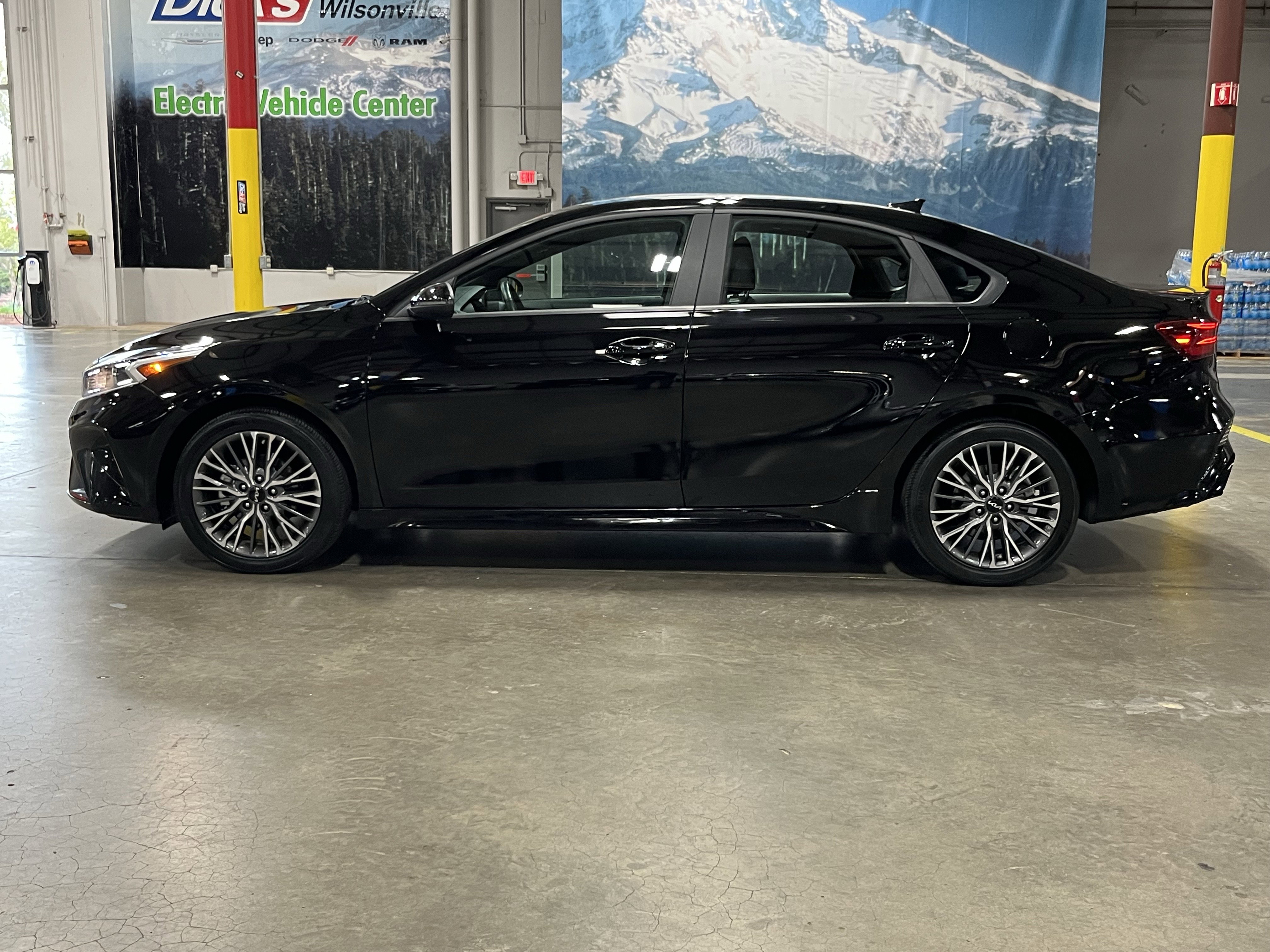 Used 2024 Kia Forte GT-Line w/ GT-Line Premium Package FWD image 2