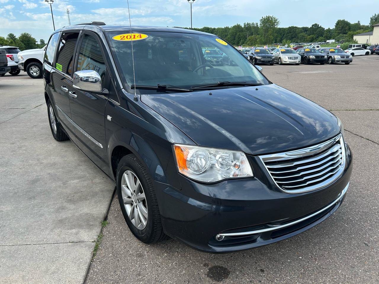 Used 2014 Chrysler Town & Country Touring-L FWD image 3