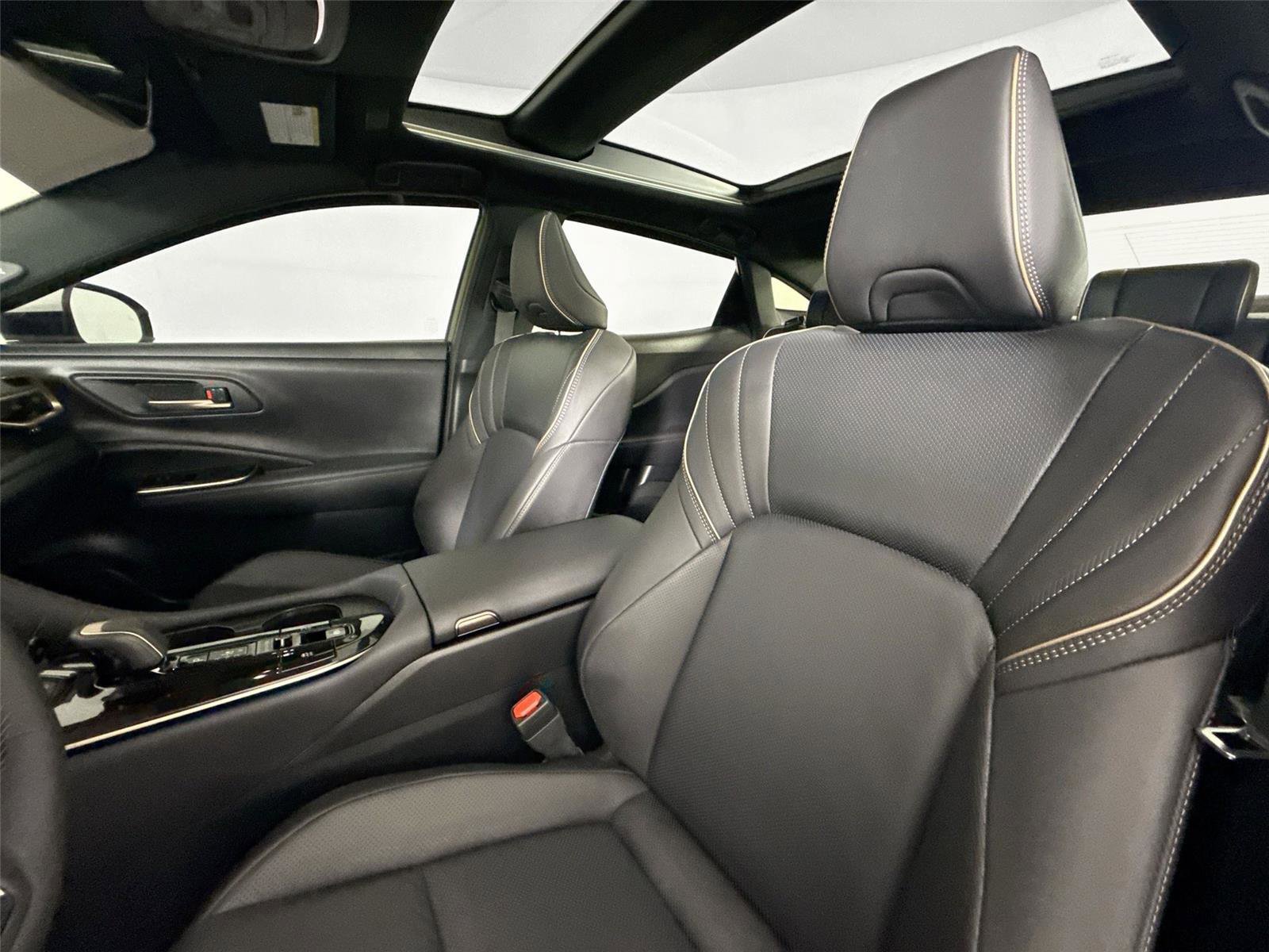 Certified 2025 Toyota Crown Platinum image 3