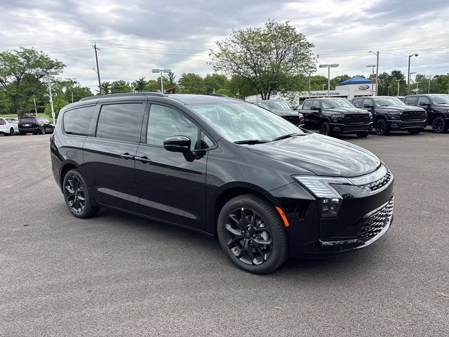 New 2027 Chrysler Pacifica Limited AWD/4WD image 2