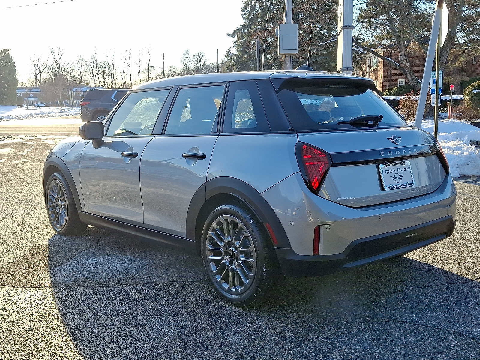 Used 2025 MINI Cooper 4-Door Hardtop image 4