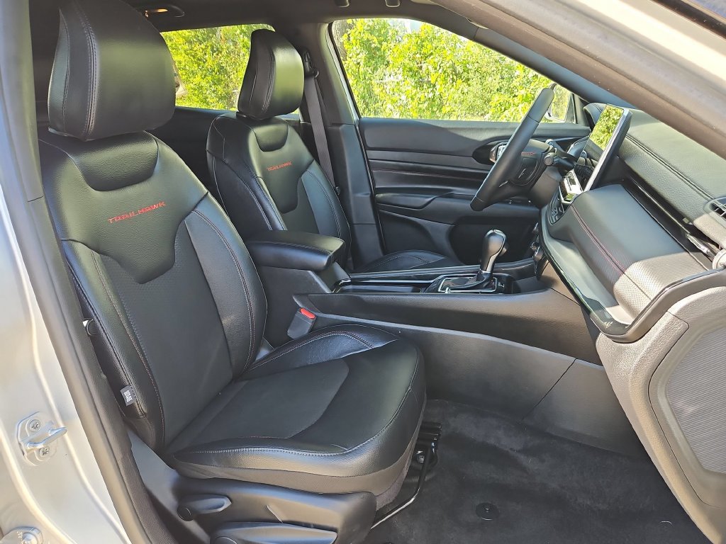 Used 2025 Jeep Compass Trailhawk AWD/4WD image 31