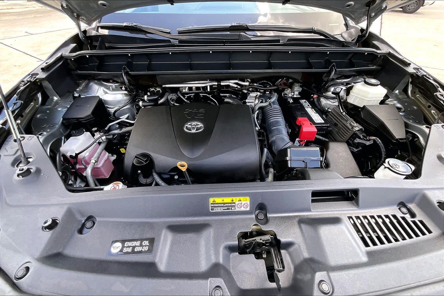 Used 2021 Toyota Highlander LE FWD image 32