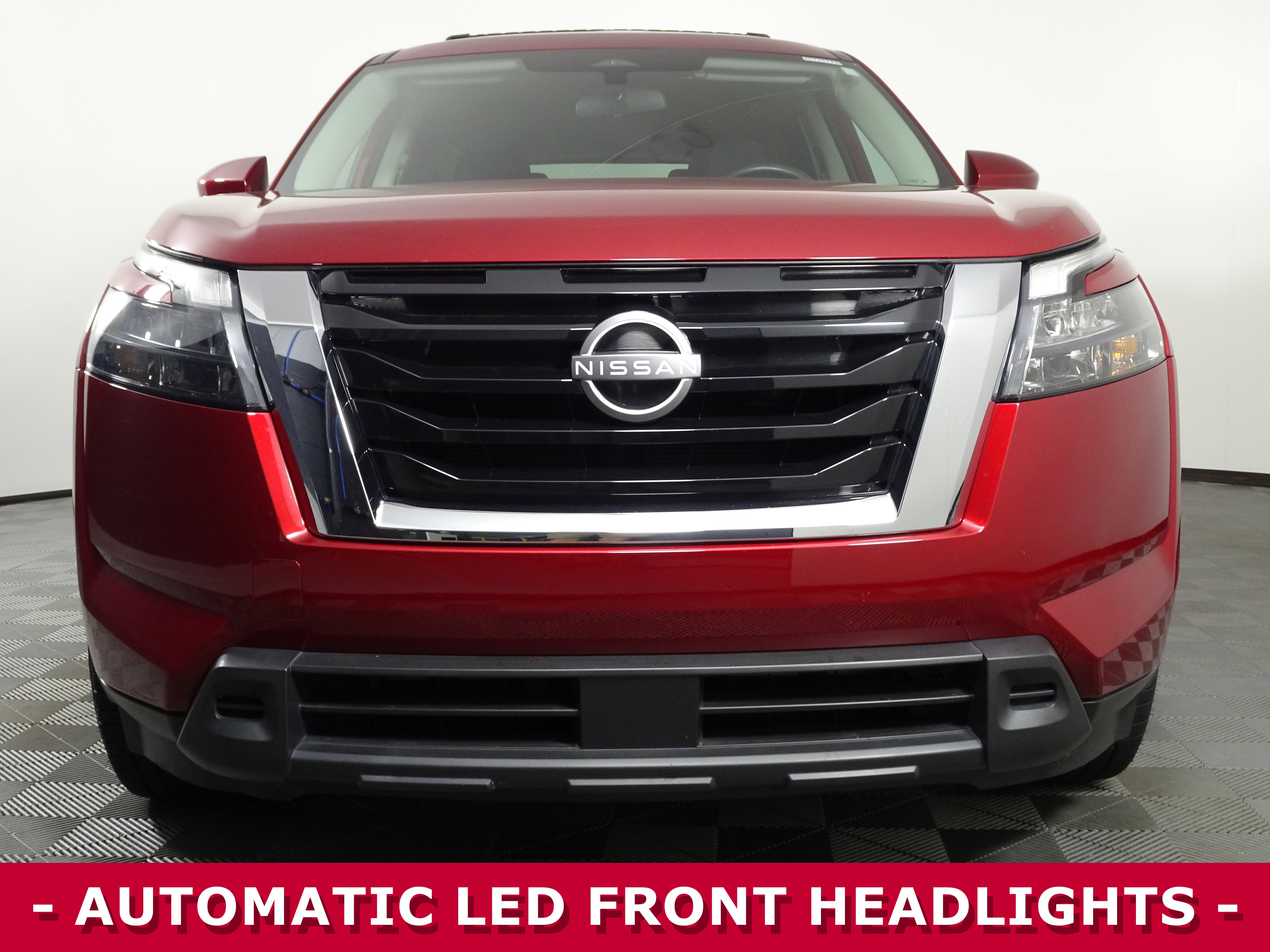 Used 2023 Nissan Pathfinder SV image 2