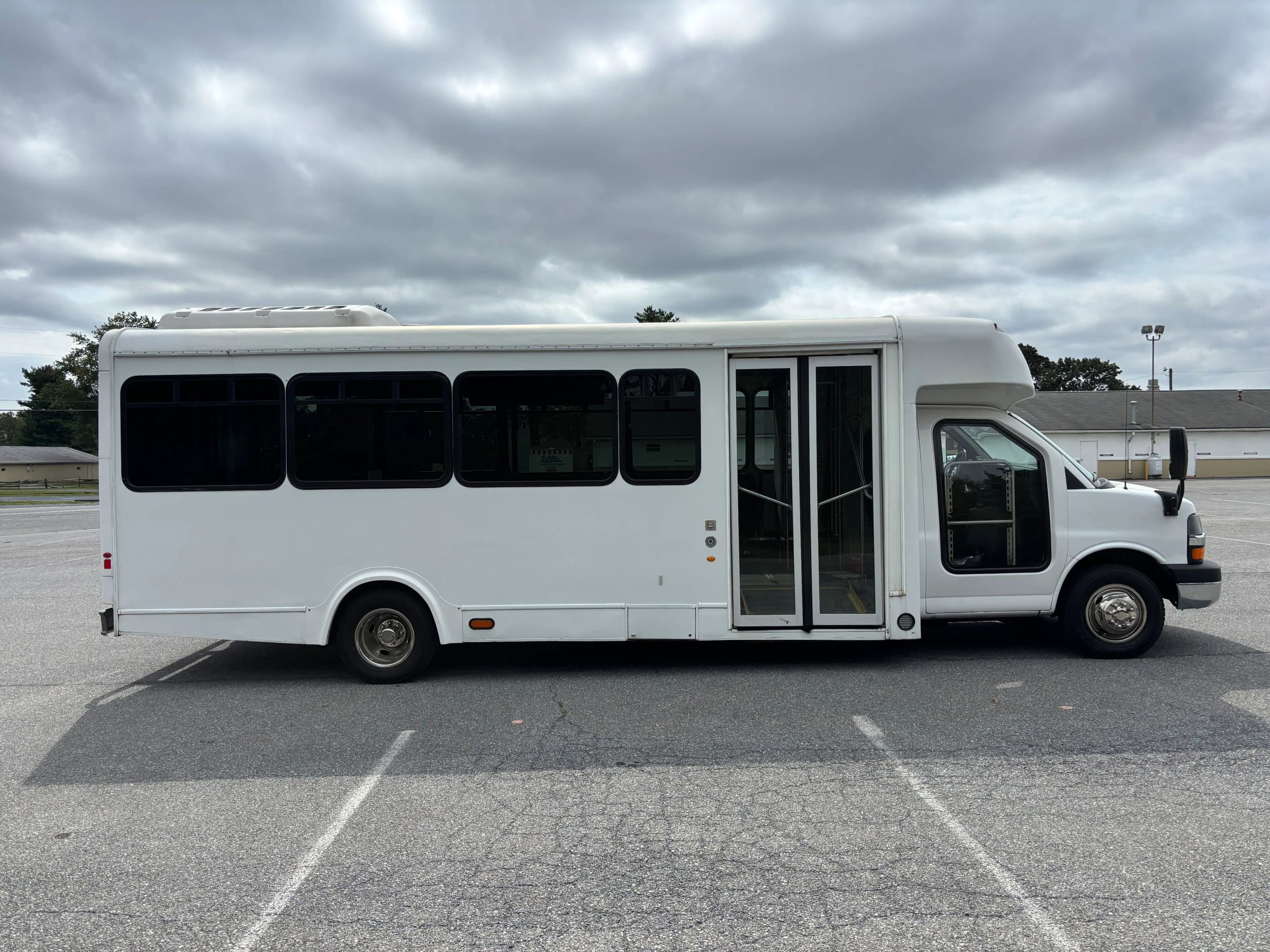 Used 2015 Chevrolet Express 4500 w/ Shuttle Bus Package RWD image 6