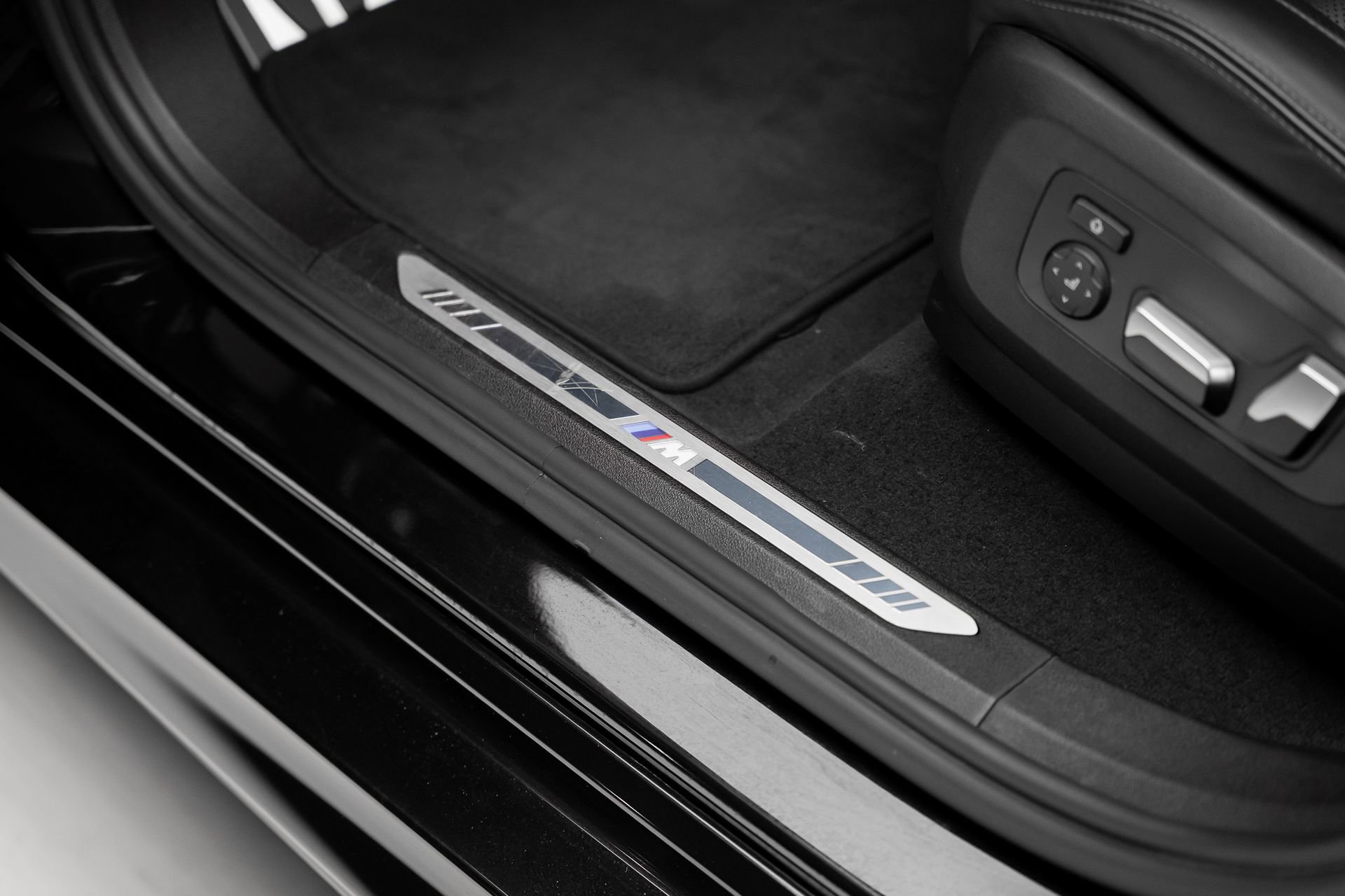 Used 2023 BMW X6 xDrive40i w/ M Sport Package AWD/4WD image 57