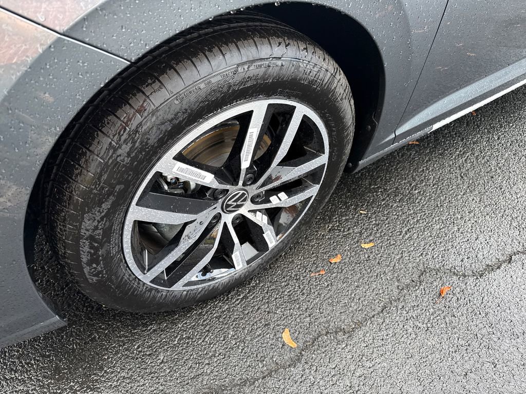 New 2025 Volkswagen Jetta SE image 2