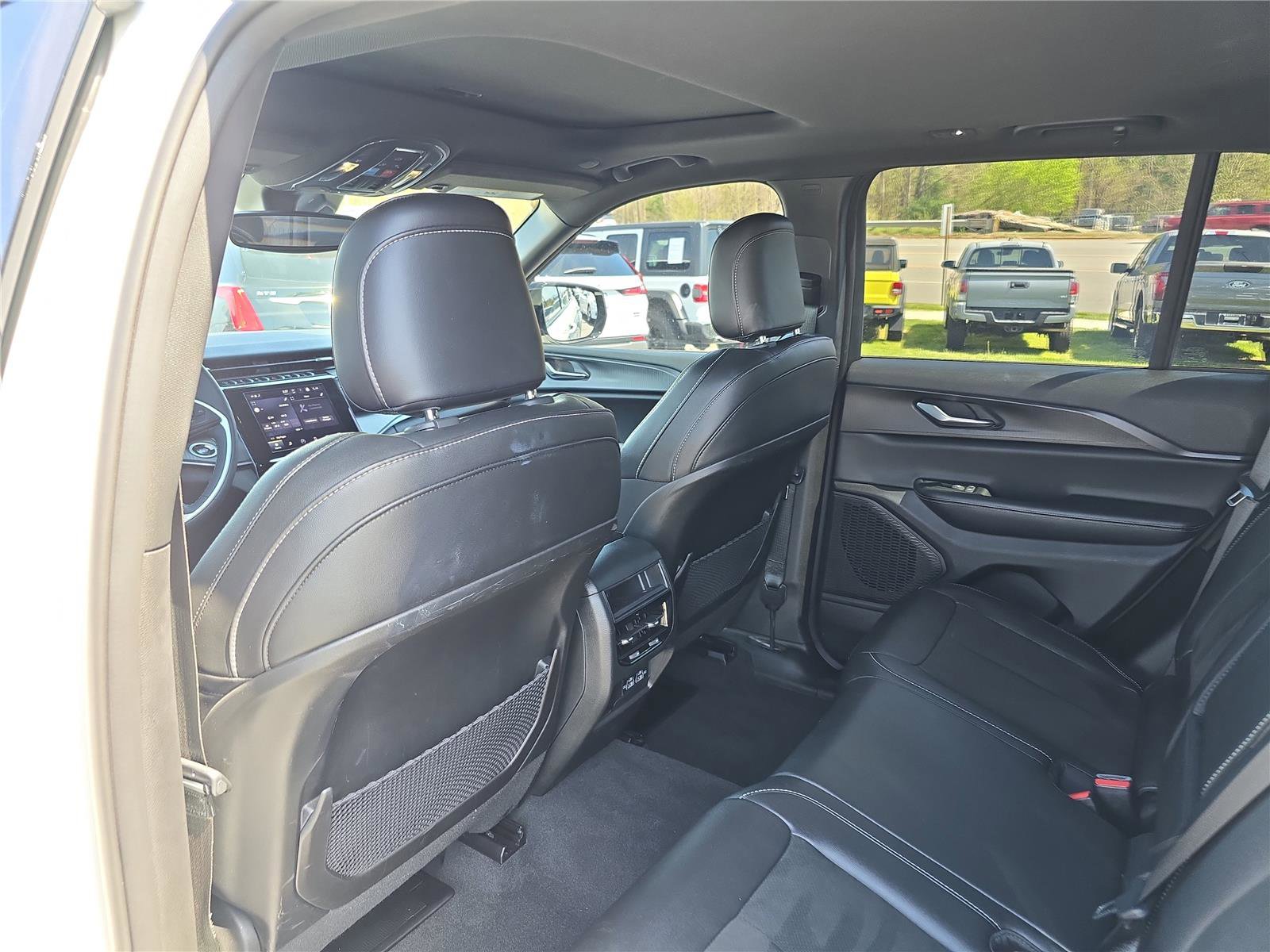 Used 2024 Jeep Grand Cherokee Altitude image 16