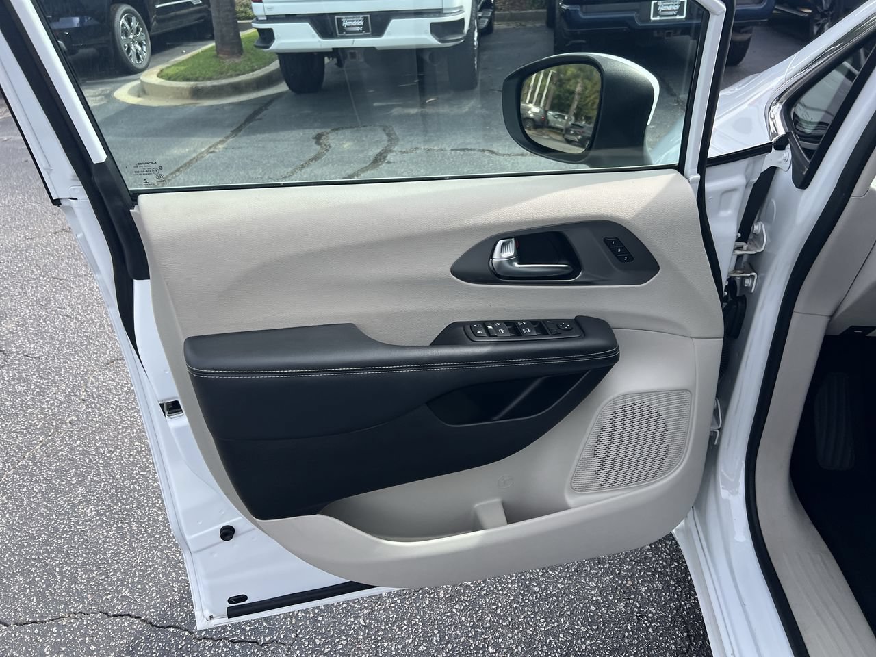 Used 2023 Chrysler Pacifica Touring-L FWD image 14