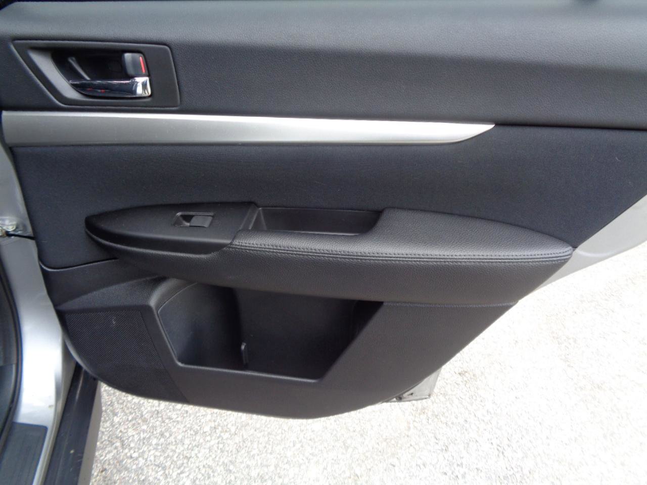 Used 2010 Subaru Outback 2.5i Premium image 24