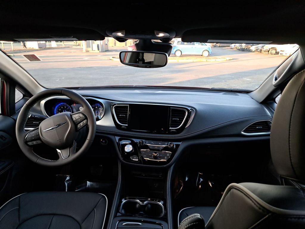 New 2026 Chrysler Pacifica Limited w/ Uconnect Theater Family Group image 19