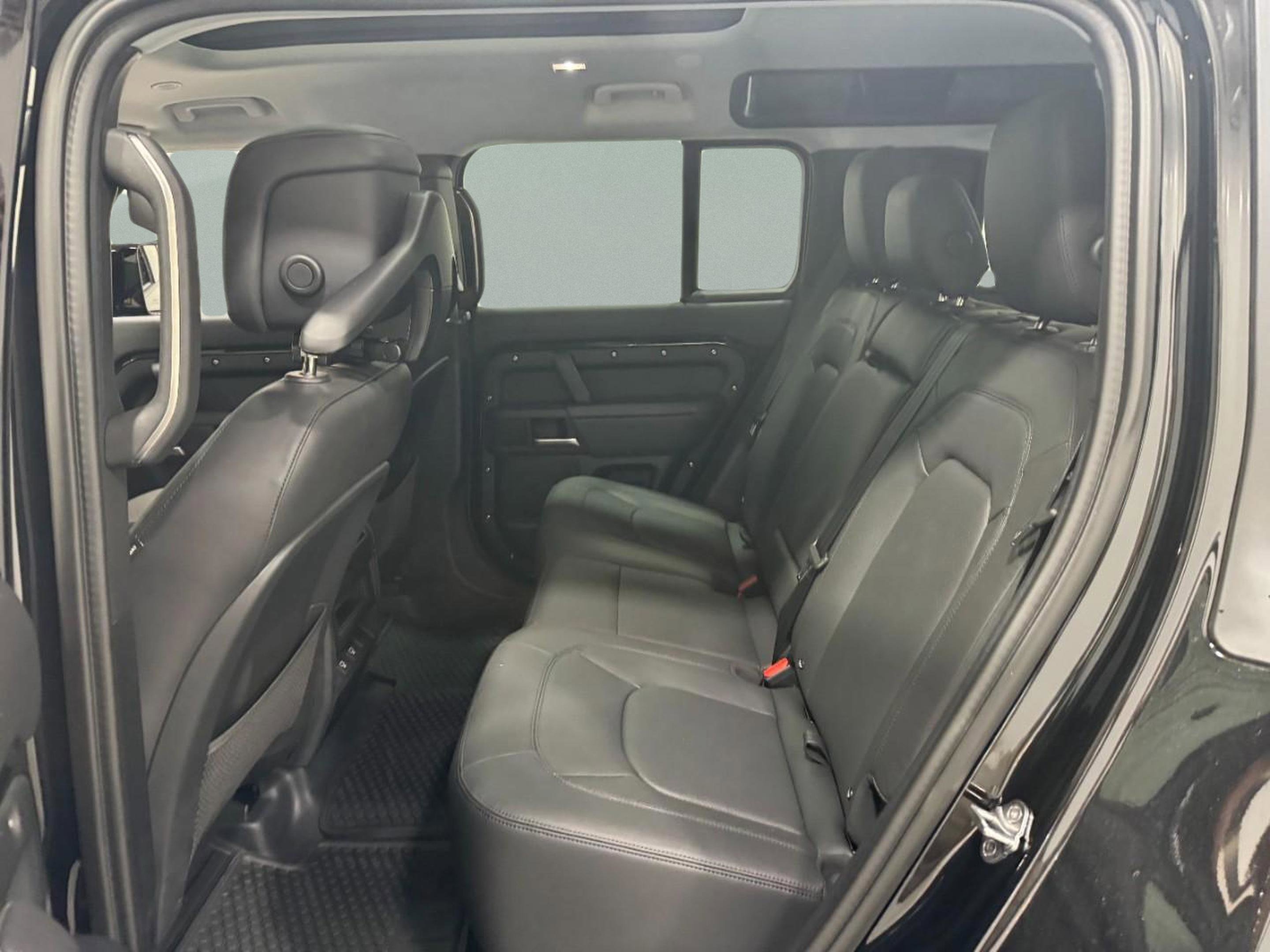 Used 2025 Land Rover Defender 110 S image 9