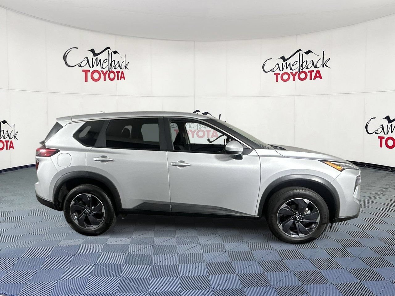 Used 2025 Nissan Rogue SV FWD image 9