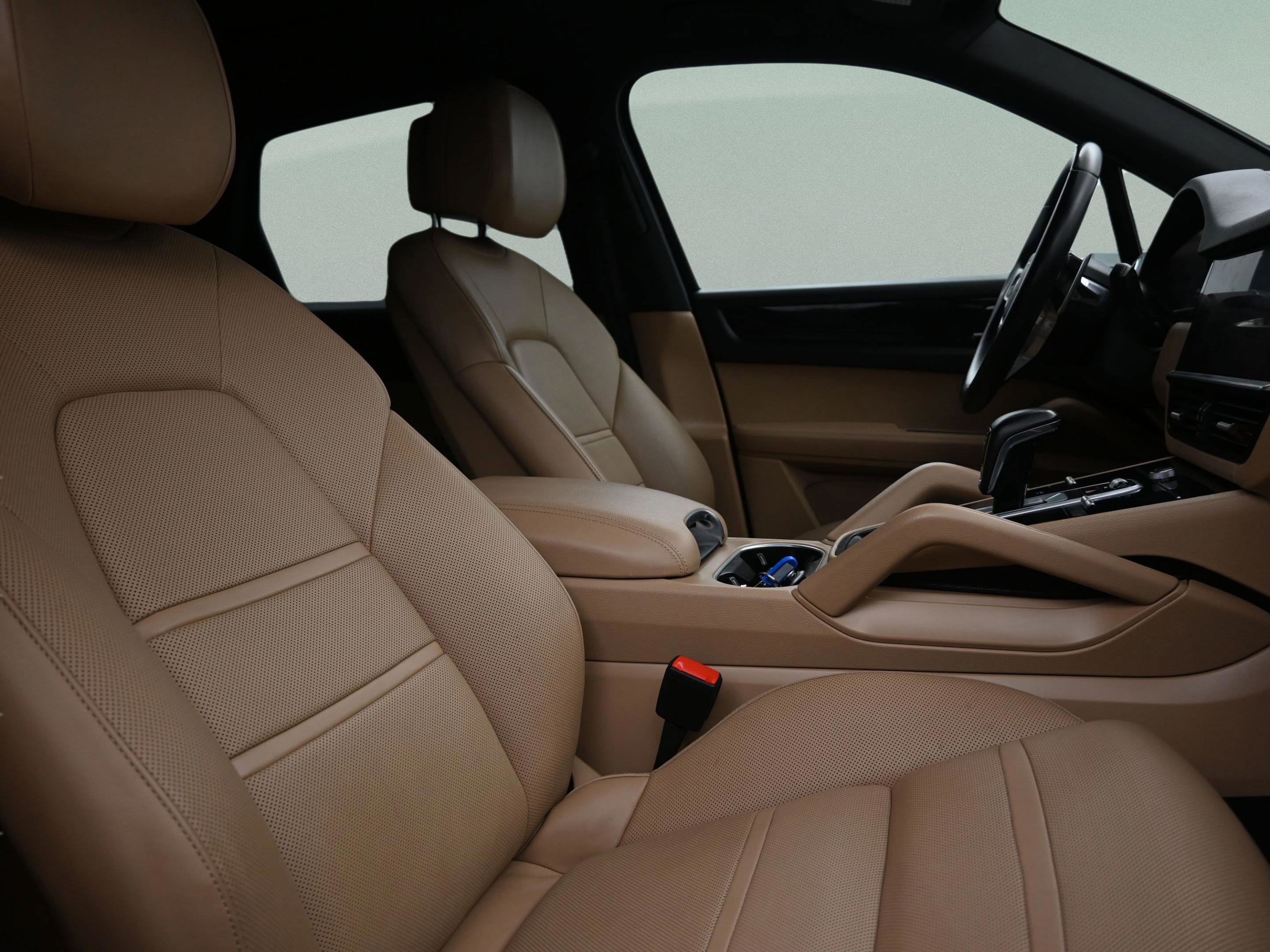 Used 2022 Porsche Cayenne image 38