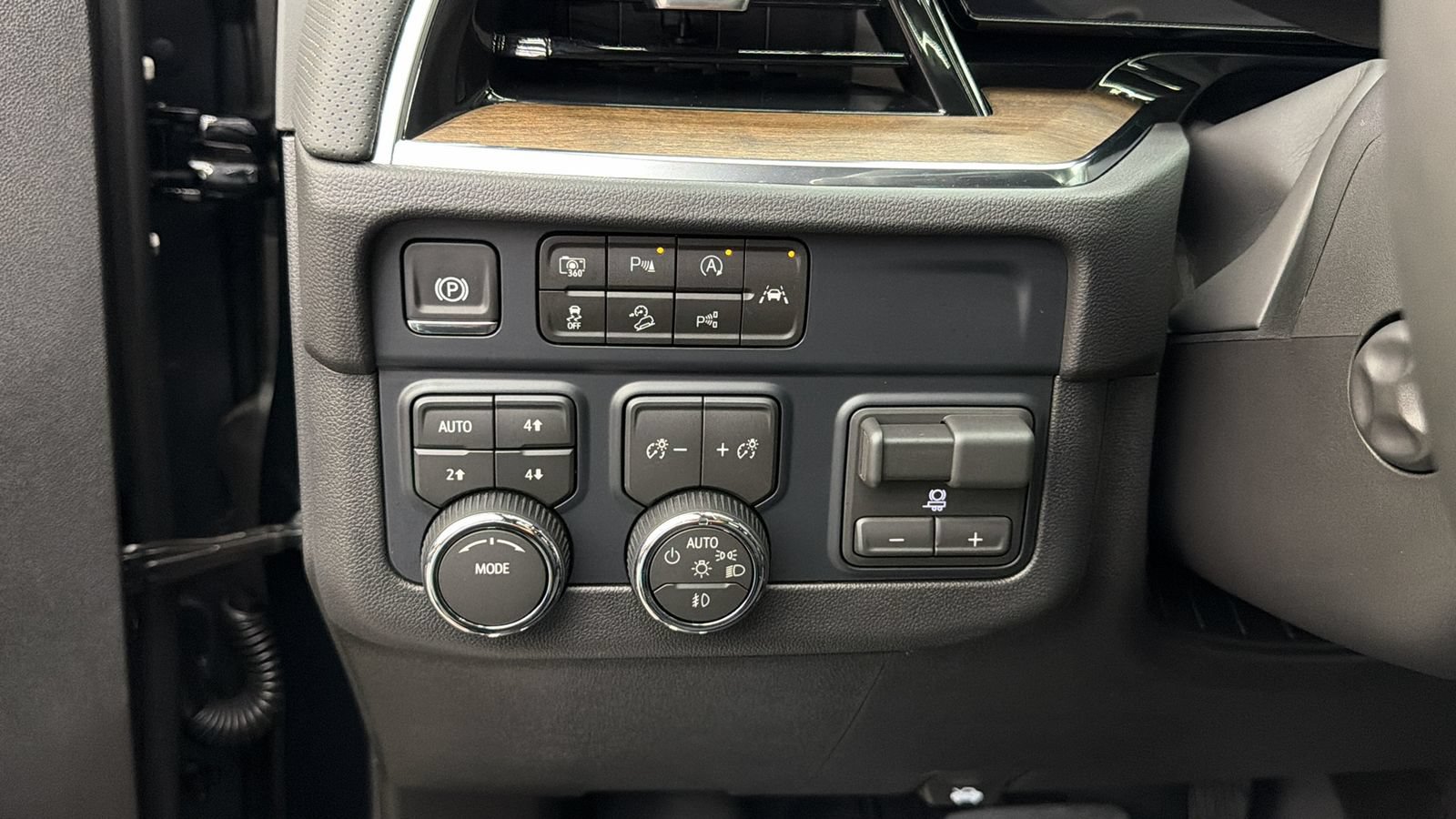 Used 2026 Chevrolet Suburban High Country w/ Sun And Tow Package AWD/4WD image 23