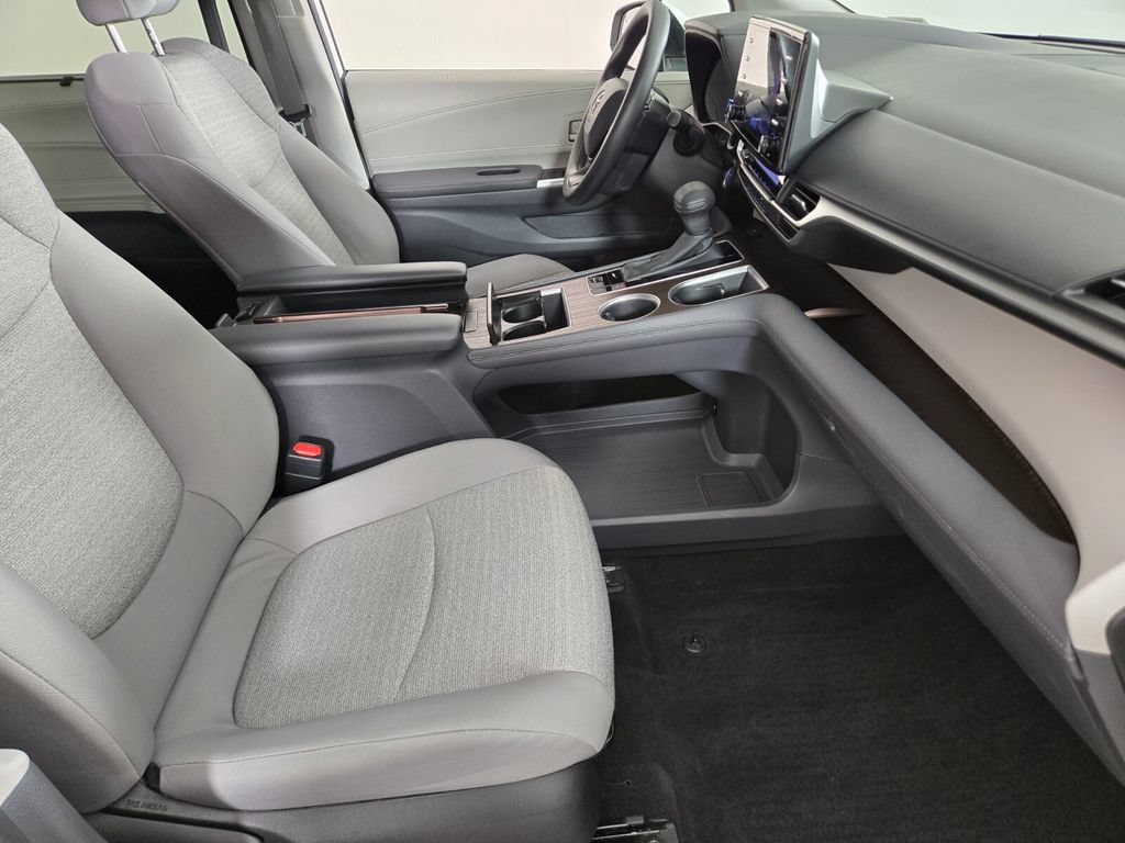 Used 2023 Toyota Sienna LE AWD/4WD image 21