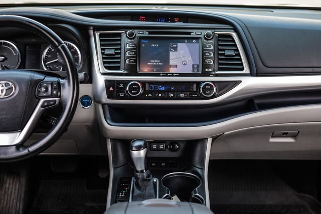 Used 2017 Toyota Highlander XLE AWD/4WD image 25