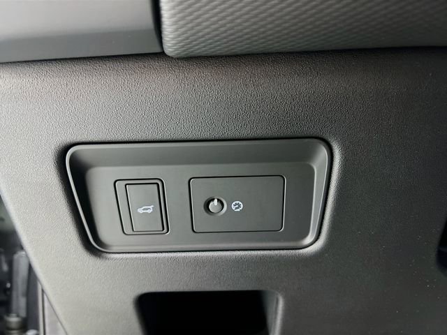 Used 2024 Land Rover Discovery Dynamic SE image 34