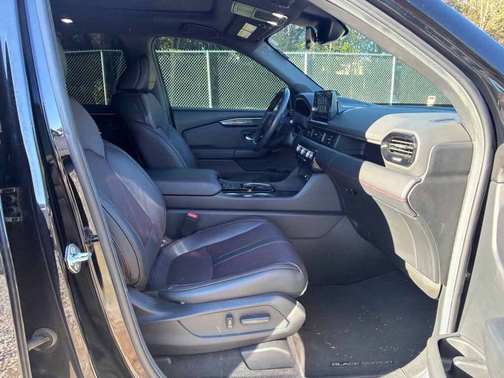 Used 2025 Honda Pilot Black Edition image 16