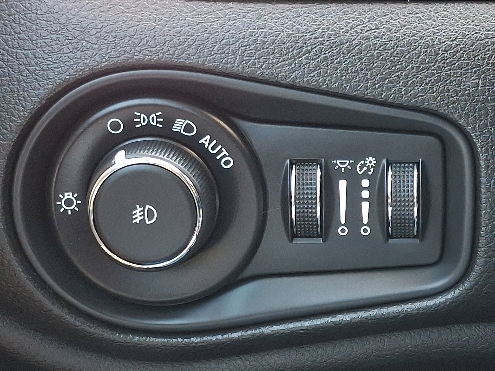 Used 2020 Jeep Renegade Latitude w/ Cold Weather Group AWD/4WD image 26