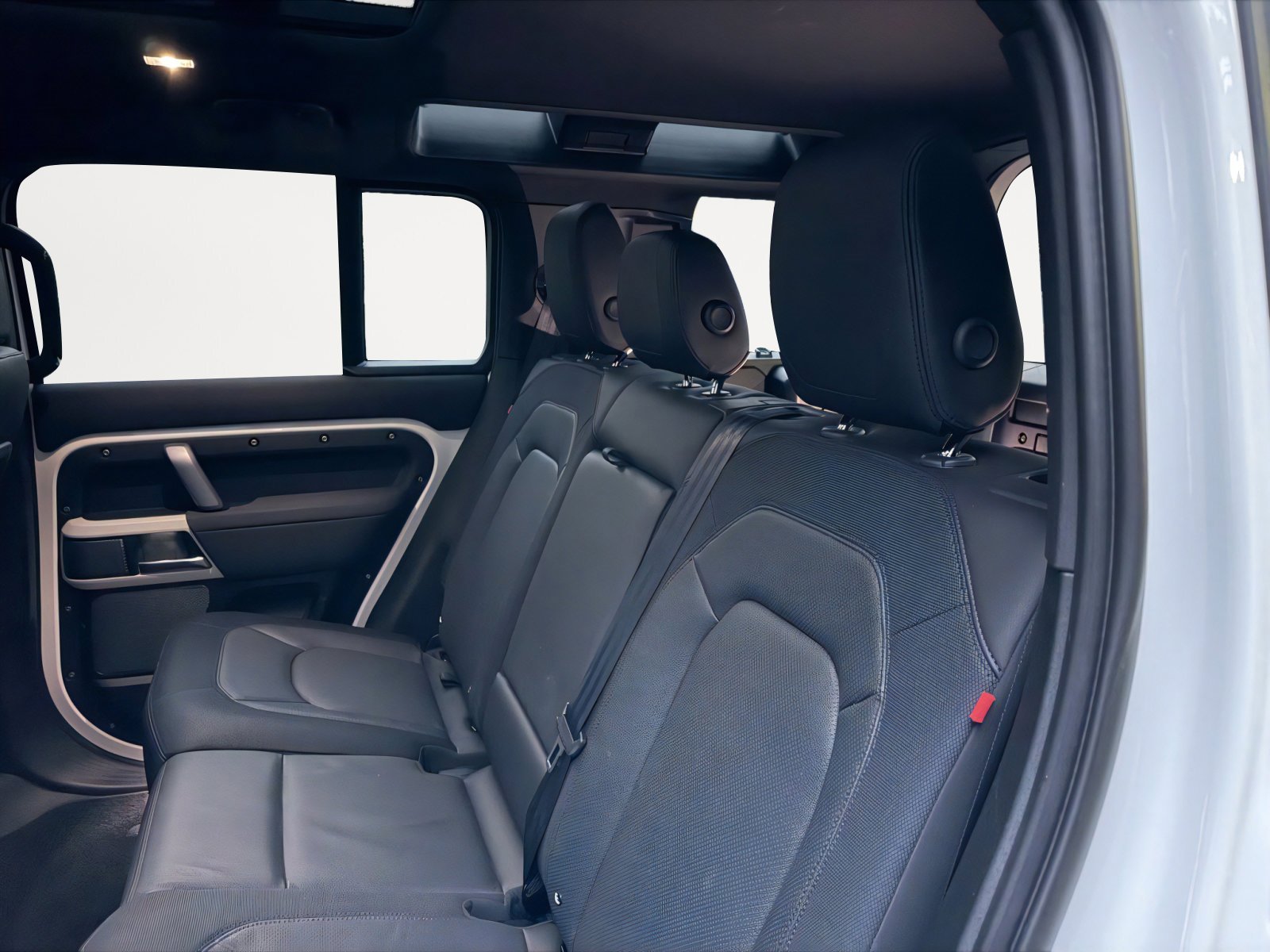 Used 2023 Land Rover Defender 110 X-Dynamic SE image 18