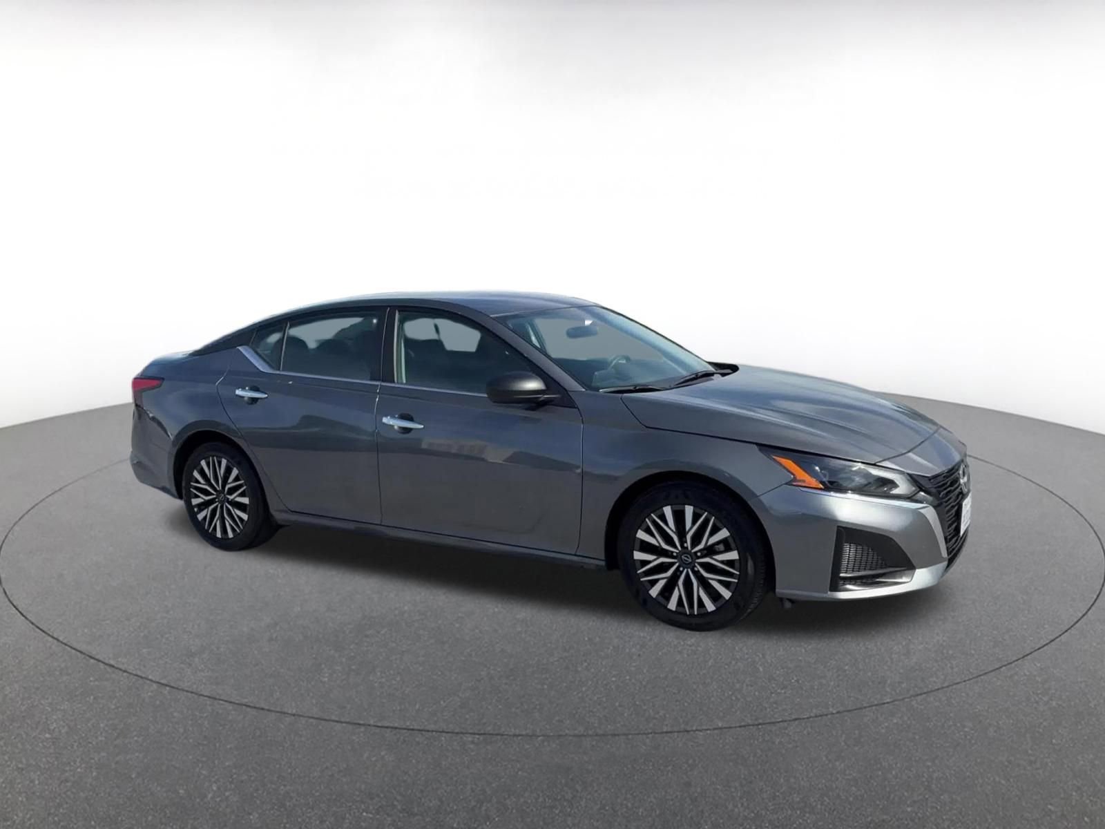 Used 2025 Nissan Altima 2.5 SV FWD image 2