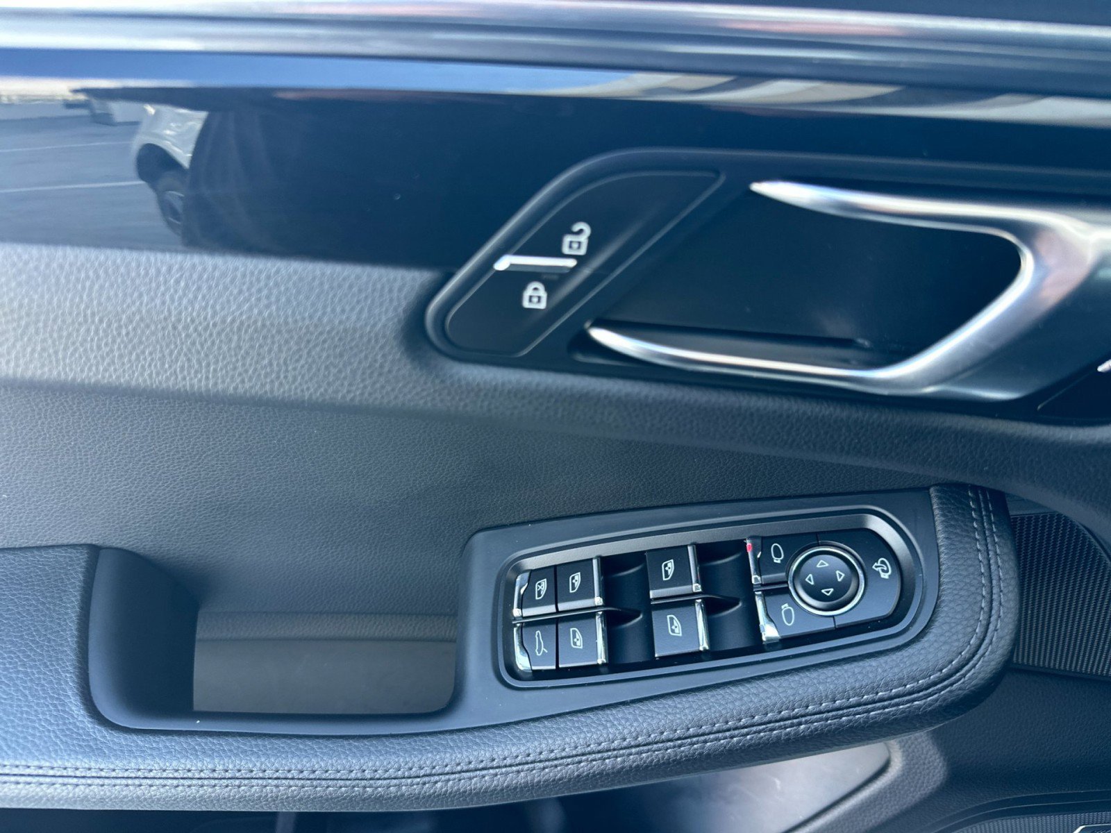 Certified 2025 Porsche Macan image 12