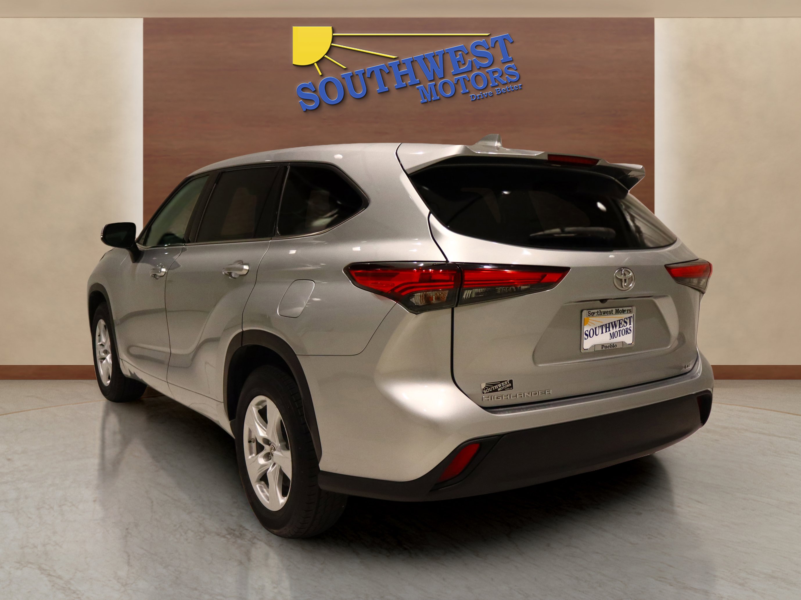Used 2020 Toyota Highlander LE image 2