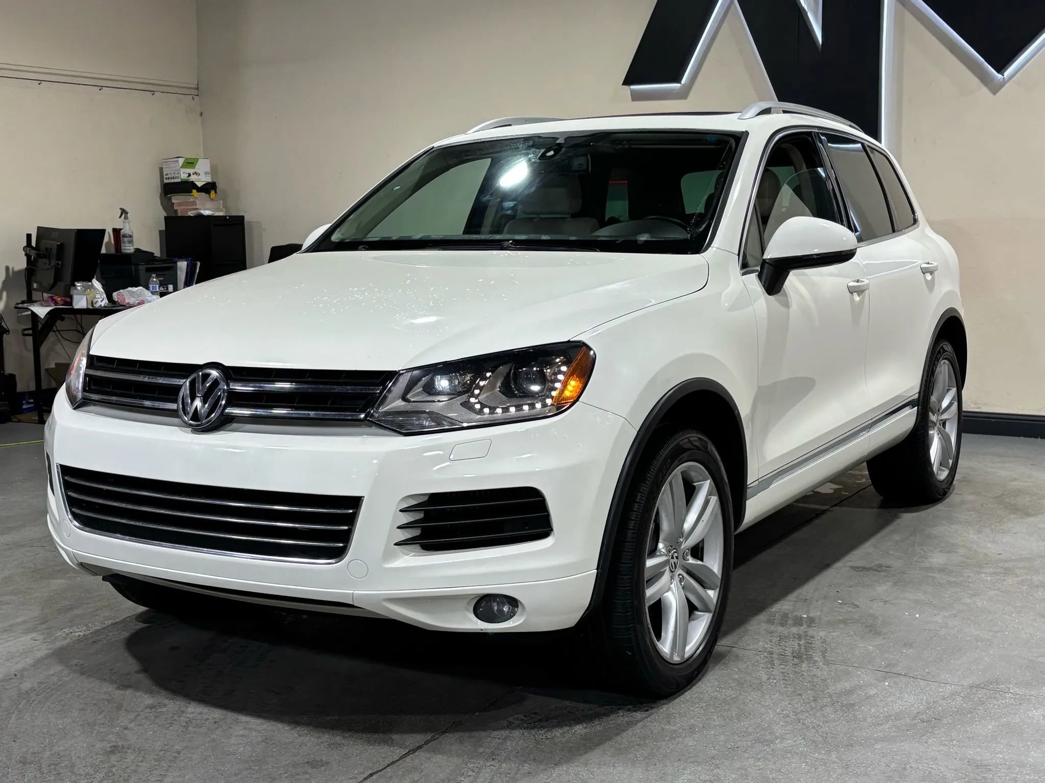 Used 2011 Volkswagen Touareg Executive image 1