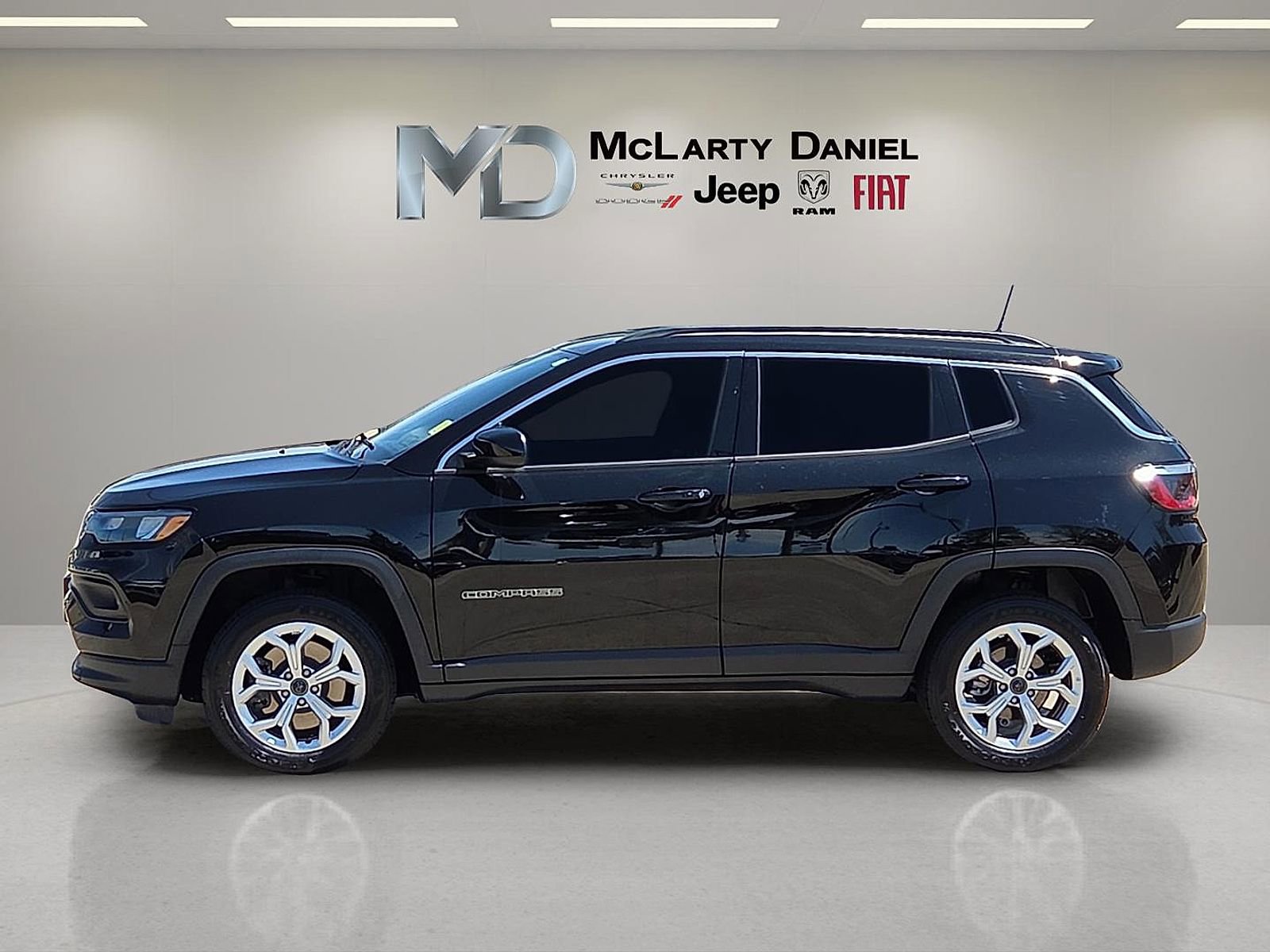 Used 2025 Jeep Compass Latitude AWD/4WD image 3