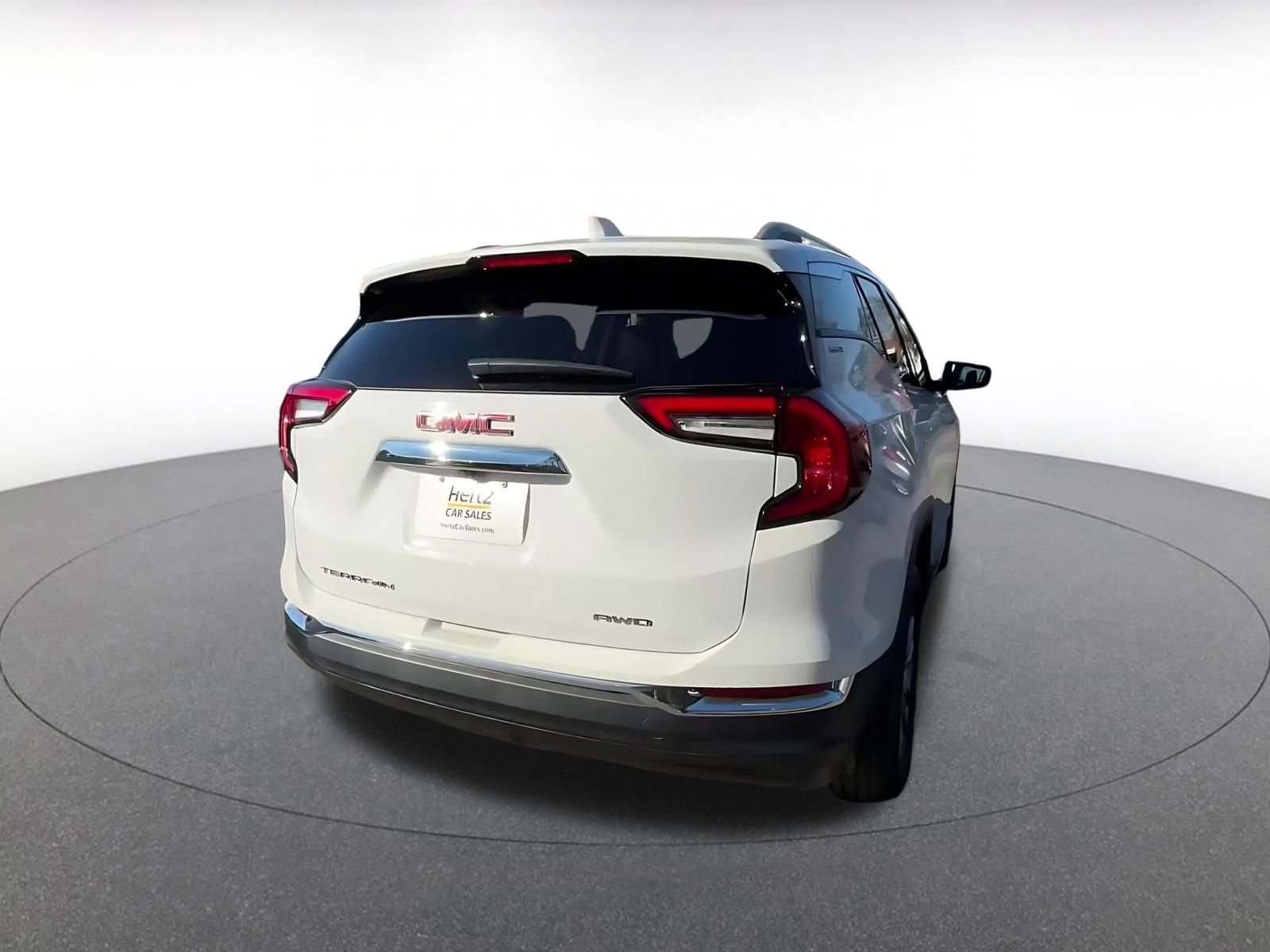 Used 2024 GMC Terrain SLT image 14