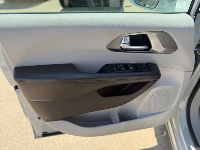 Used 2017 Chrysler Pacifica Touring-L FWD image 7