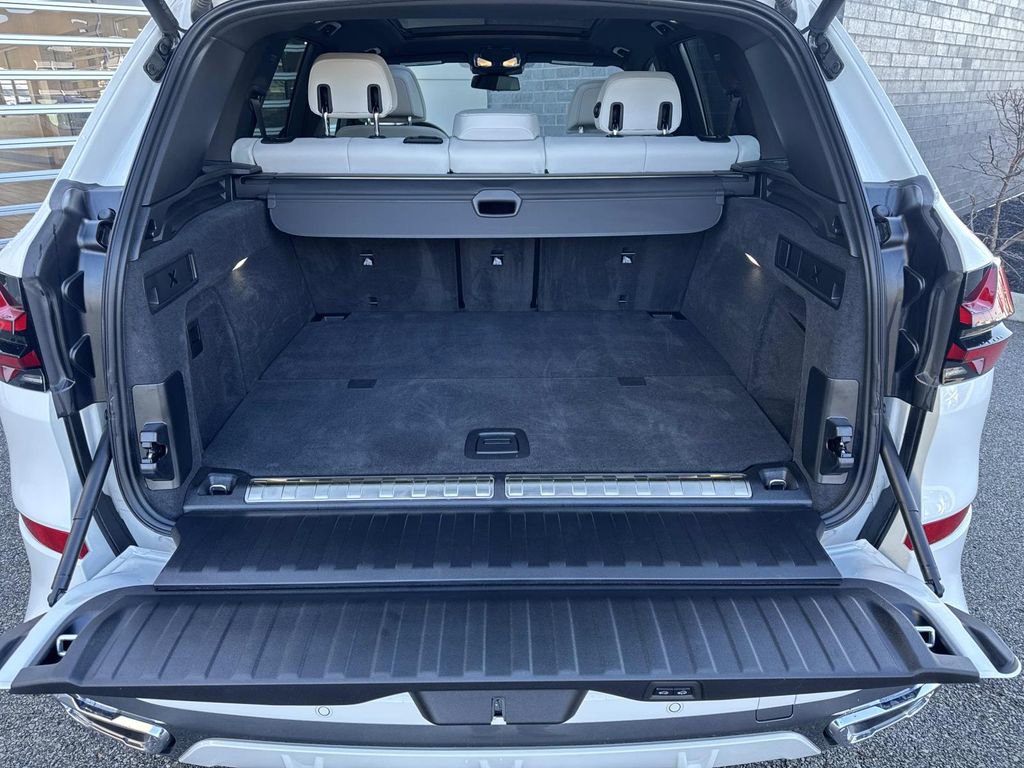 Used 2025 BMW X5 xDrive50e w/ M Sport Package image 6