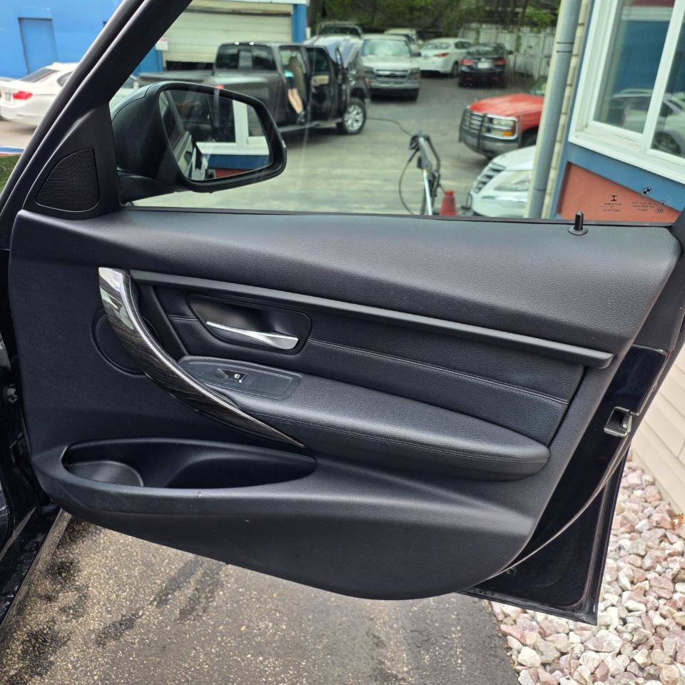 Used 2017 BMW 320i xDrive Sedan AWD/4WD image 30