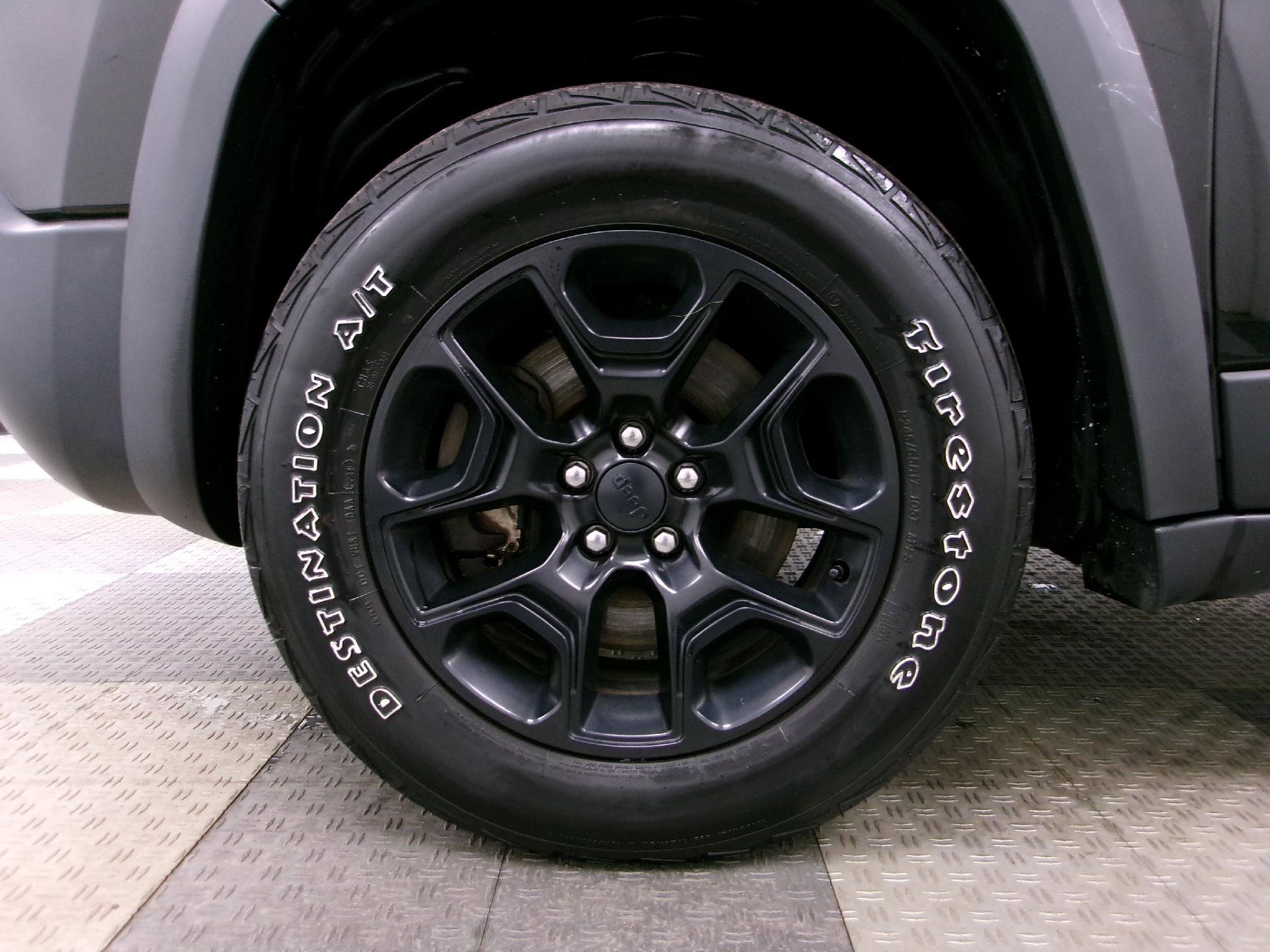 Used 2019 Jeep Cherokee Trailhawk w/ Cold Weather Group image 16