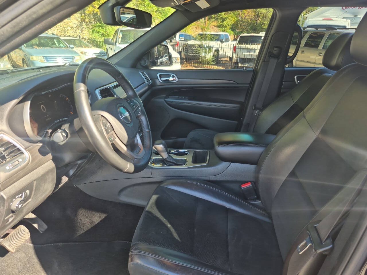 Used 2017 Jeep Grand Cherokee Altitude AWD/4WD image 5