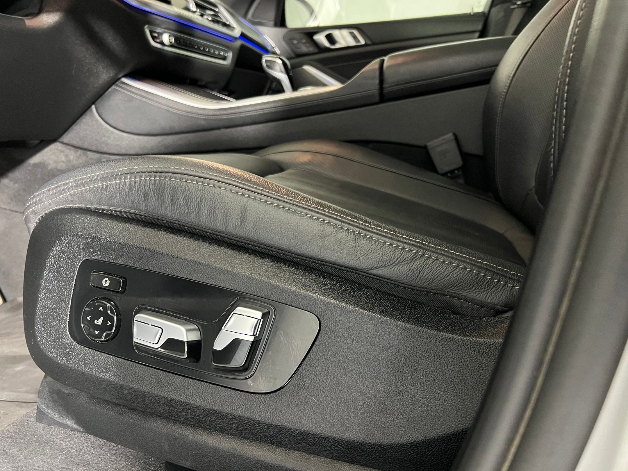 Used 2022 BMW X5 xDrive40i w/ M Sport Package image 12