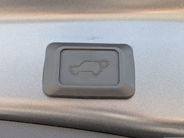 Used 2021 Toyota RAV4 XLE Premium FWD image 15