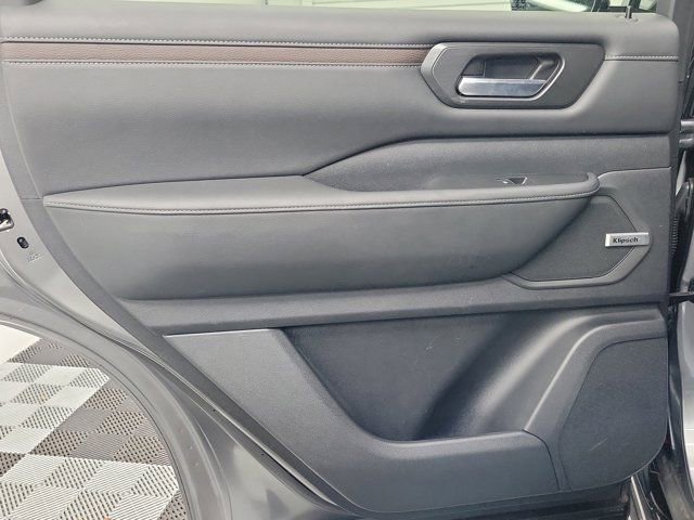 Used 2025 Nissan Armada SL image 17