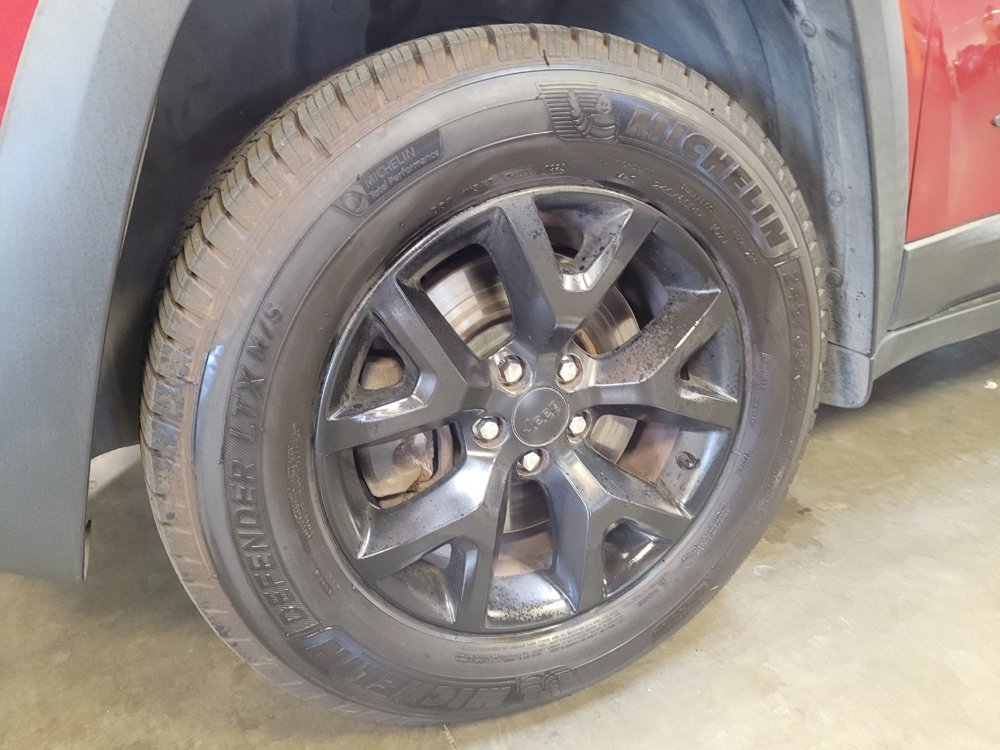 Used 2015 Jeep Cherokee Trailhawk w/ Leather Interior Group AWD/4WD image 31